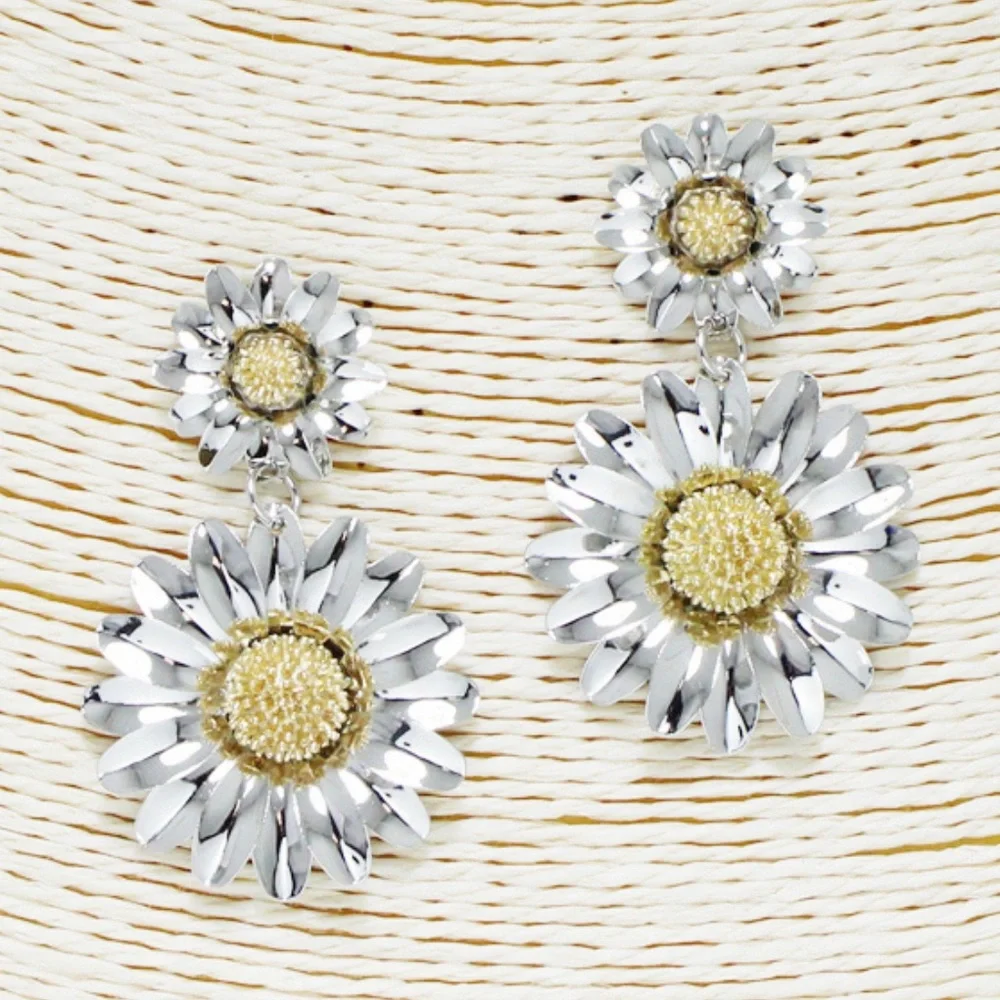 Daisy Duo Flower Earrings: Silver